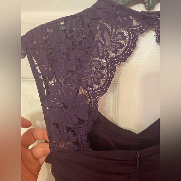 Xscape Dress Lace Cap Sleeve Sheer Side Ruffles Open Back Plum Purple size 4 - Picture 2 of 8